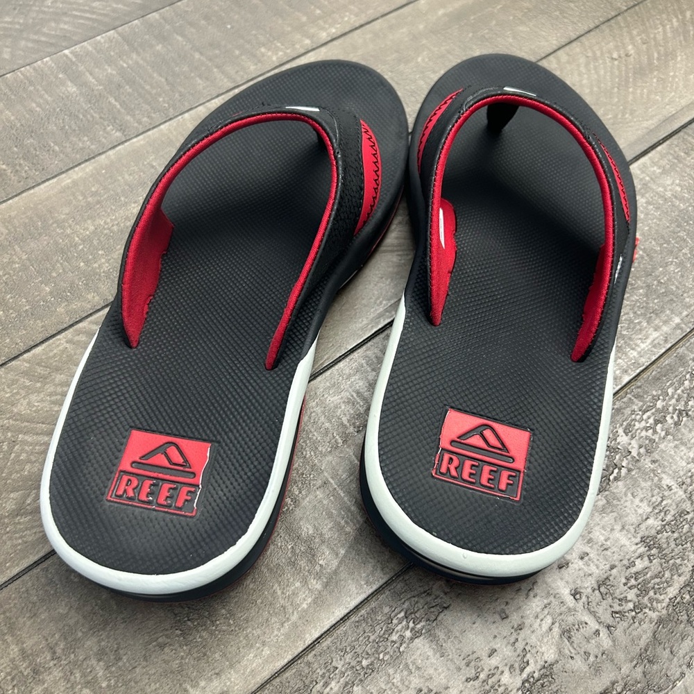 Reef Black and Red Padded Strap Flip Flops/ New only wore one time - Picture 2 of 5